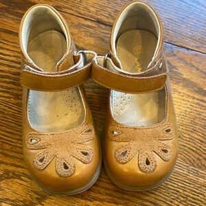 L'Amour Toddler Size 8 brown dress shoes excellent condition